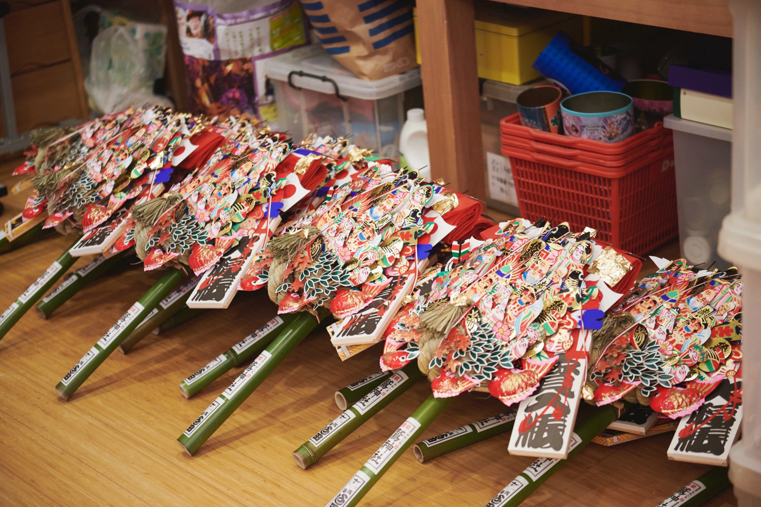 工房には仕上げを待つたくさんの熊手が並ぶ