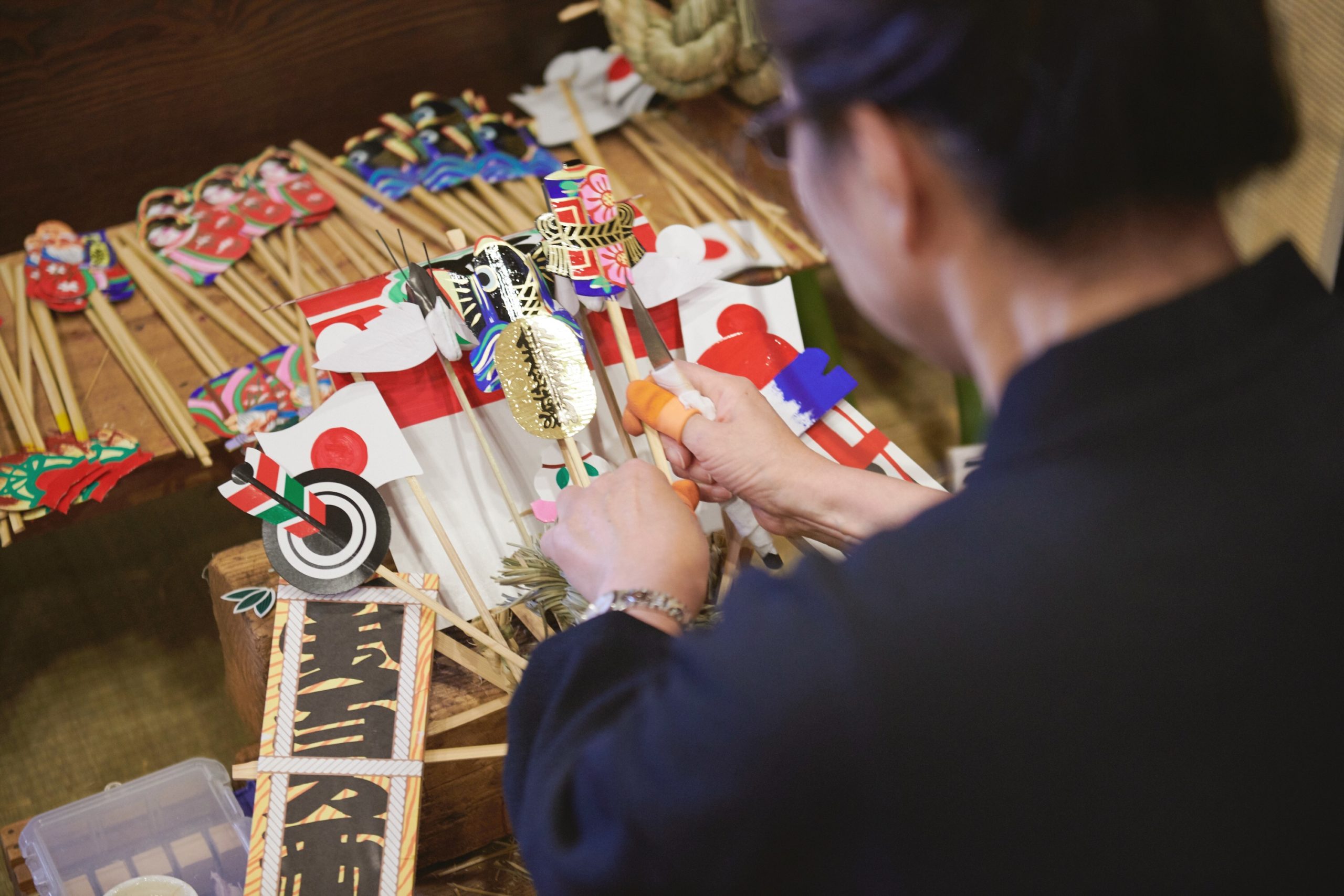一つずつ指物を差し込む 小判の奥が鏡餅