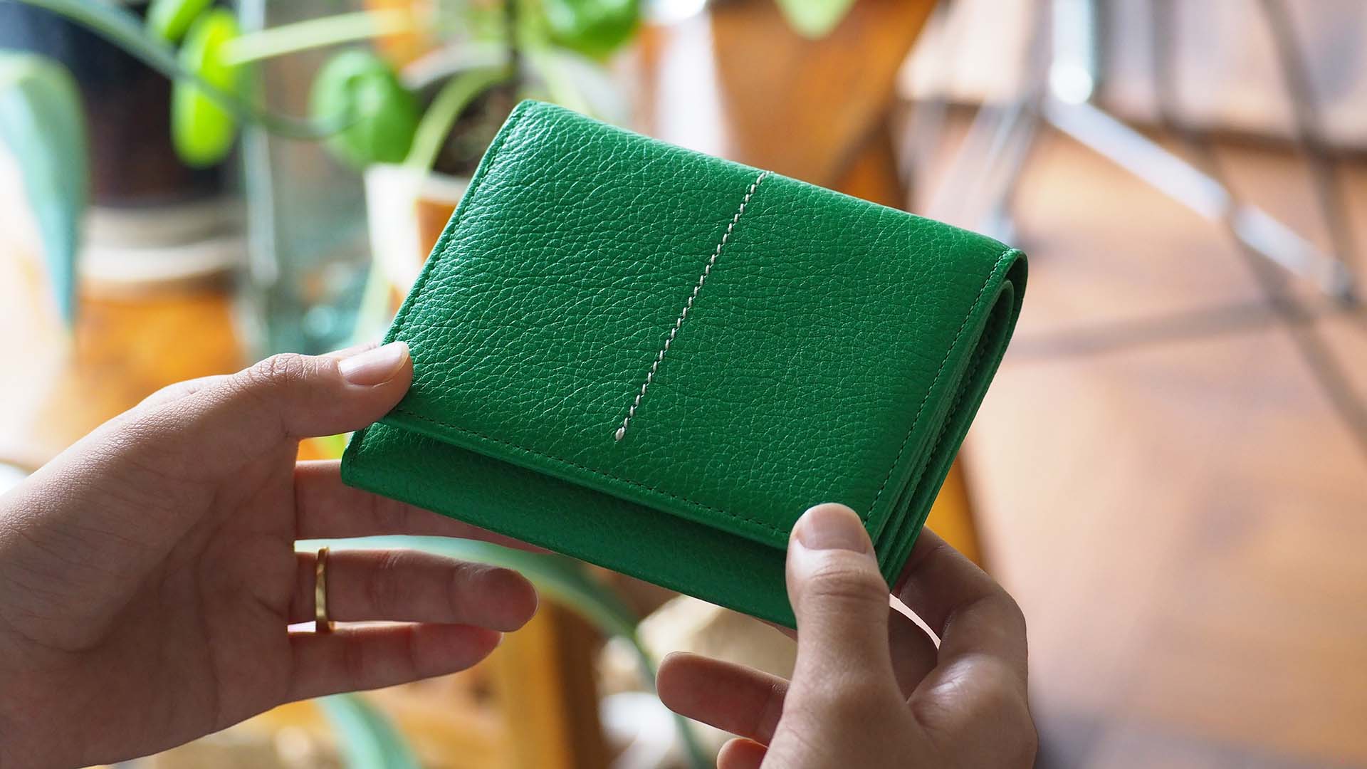 風水において運気がアップする財布とは？おすすめの色・素材や選び方も解説 山藤（やまとう）| 老舗の職人が作る日本製の革財布