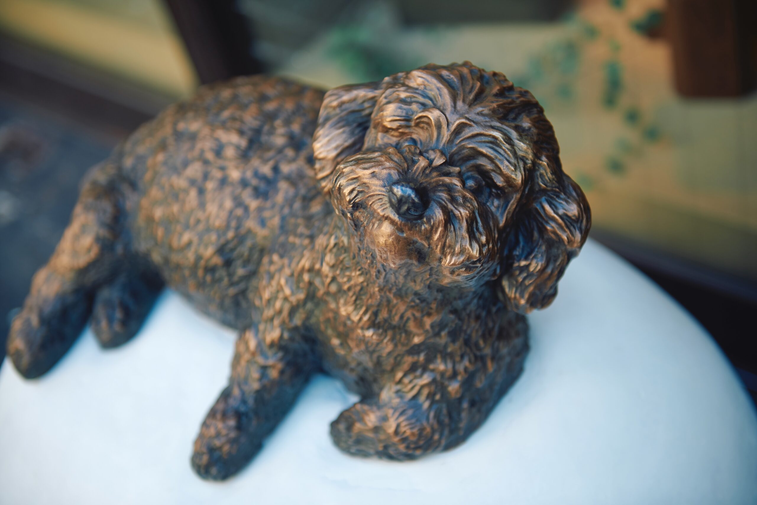 犬の頭部を持つ樹脂製彫刻 人形町のましゅろん