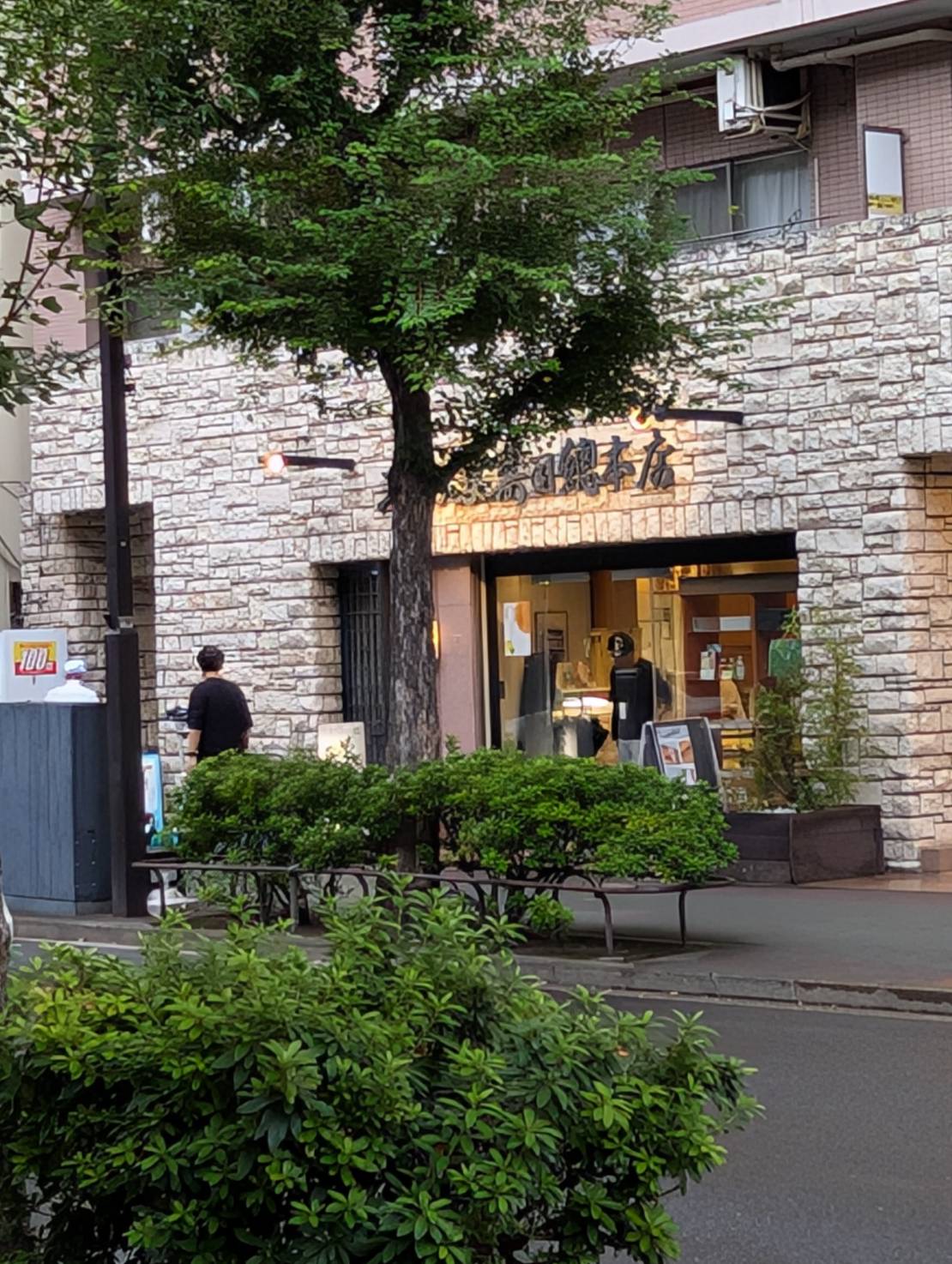 人形町店入り口から見える景色１