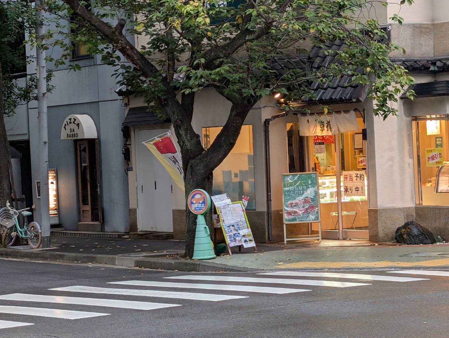 人形町店入り口から見える景色２