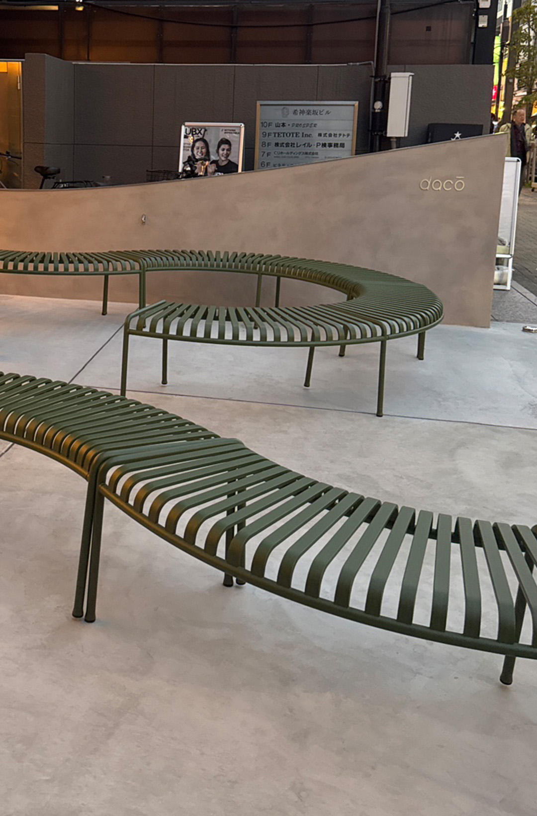 蛇行しているベンチ