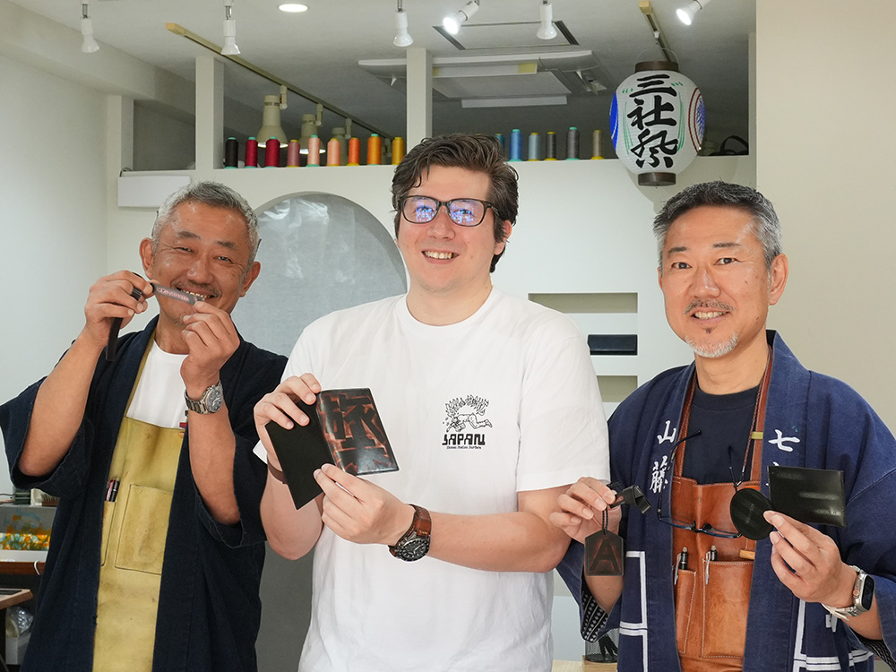 山藤の職人と一緒に革を磨くお客様